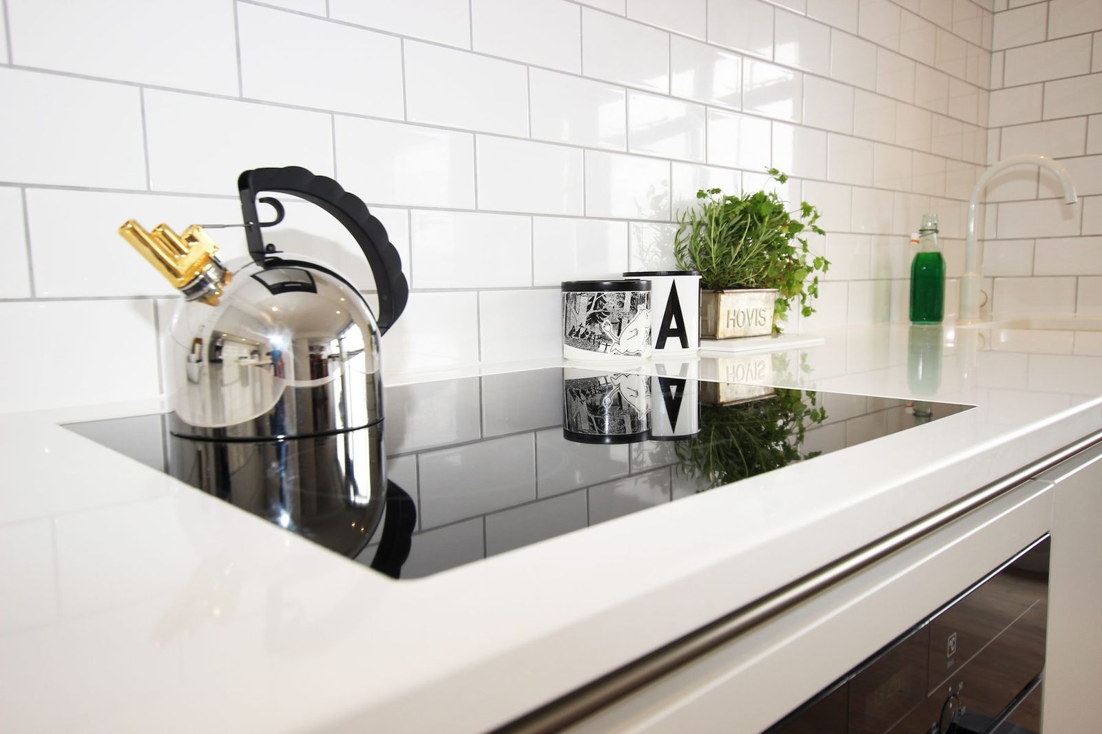 Kitchen countertop tiling detail