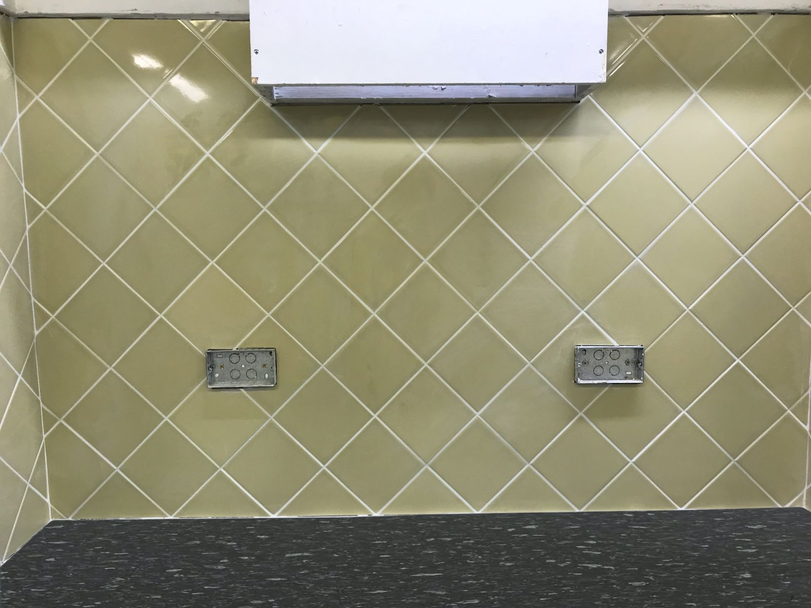 Diamond pattern splashback tiling
